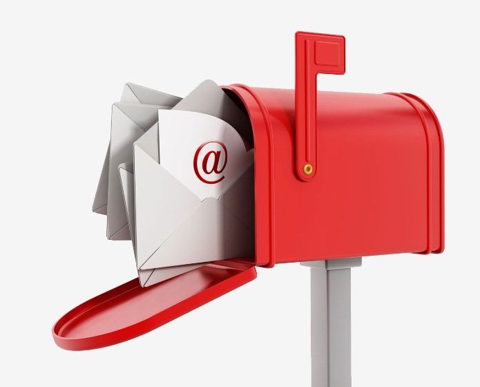 Roter amerikanischer Briefkasten mit Briefen